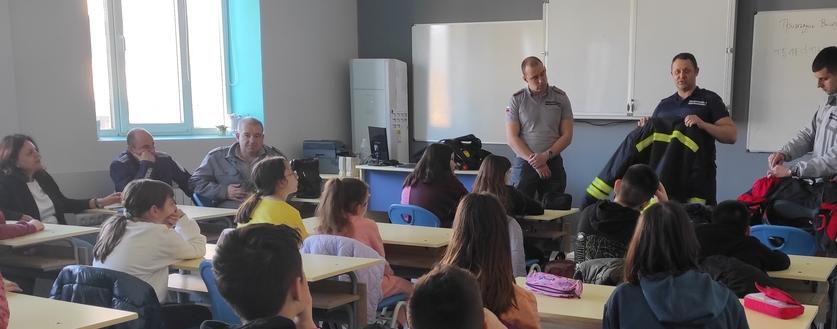 Програма "Детско полицейско управление" среща 5а клас с благородната професия на пожарникаря Програма "Детско полицейско управление" среща 5а клас с благородната професия на пожарникаря
